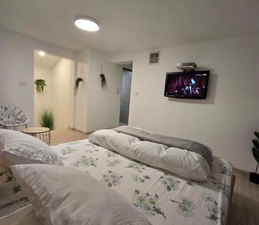 Kiryat Ata Apartment | Queen