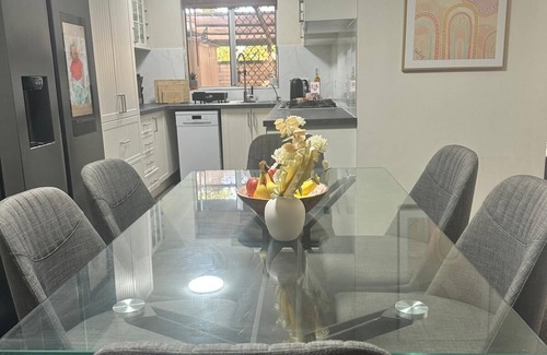 The Gap Apartment | Queen of the Desert Apartment with Cozy MacDonnell Range view.n2 Bedroom 🛌