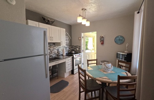 Bradenton Beach Cottage | Queen's Gate Resort