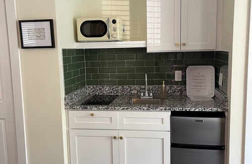 Safety Harbor Hotel | Queen Studio Comfort Downtown + Laundry