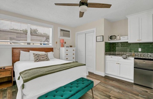 Safety Harbor Hotel | Queen Studio Comfort Downtown + Laundry