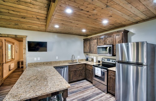 Island Park Cabin | Queen Suite at Ponds Lodge Cabin 6 Unit 4