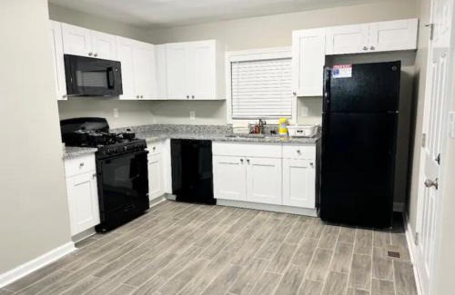 Forest Park House | Queen Suite with 24hr Indoor Hot Tub with Wifi Room 3