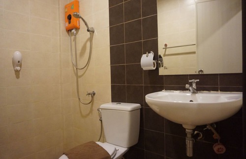 Chum Phae Hotel | Queens Hotel