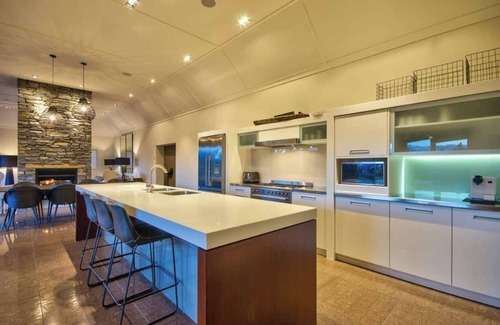 Kawarau Falls House | Queenstown Luxury with lake views and a Spa Pool