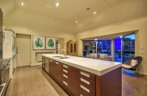 Kawarau Falls House | Queenstown Luxury with lake views and a Spa Pool