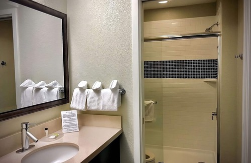 San Bruno Resort | Quick Drive from San Francisco Int’l Airport! Unit w/Full Kitchen & Free Bfast!