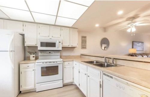 Mid Island Condo | Quick walk to the beach! Cozy and bright 2/2 beach condo. Hidden Gem.