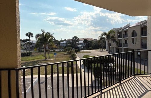 Mid Island Condo | Quick walk to the beach! Cozy and bright 2/2 beach condo. Hidden Gem.