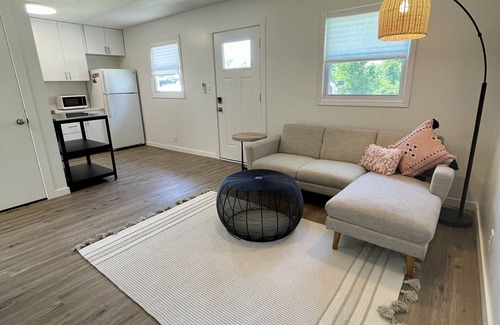 White Cottage Apartment | Quiet 2-Bedroom Easy Access to Many Hospitals