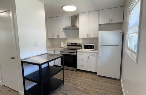 White Cottage Apartment | Quiet 2-Bedroom Easy Access to Many Hospitals