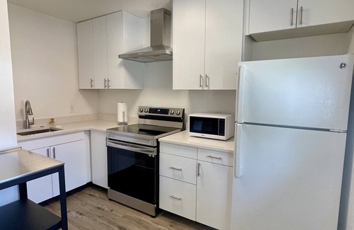 White Cottage Apartment | Quiet 2-Bedroom Easy Access to Many Hospitals