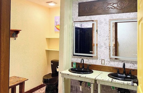 Fowler House | Quiet and Comfortable - Right on Main Street