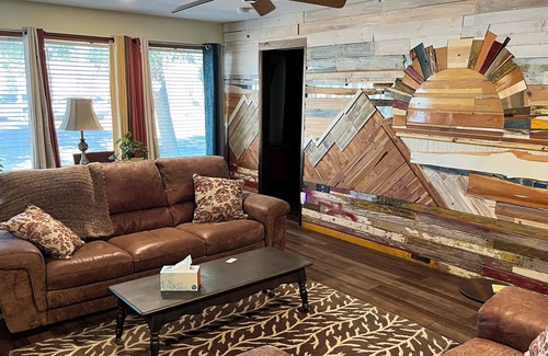 Fowler House | Quiet and Comfortable - Right on Main Street