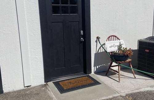 Salem Apartment | Quiet and cozy, a remodeled dairy with panoramic mountain views. .