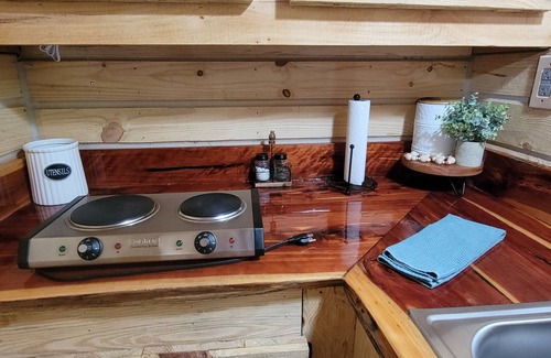 Boger City Cabin | Quiet and relaxing cabin by the creek! Pet-Friendly!