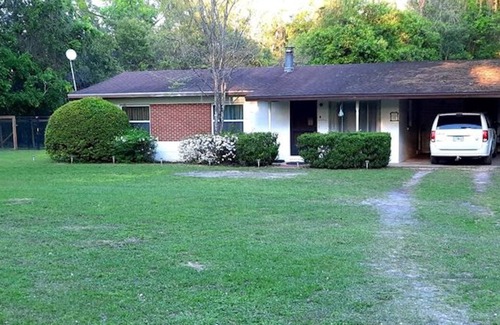 Chiefland House | Quiet Bed & Bath close to Manatee State Park and many other FL entertainments.
