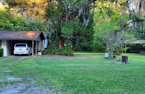 Chiefland House | Quiet Bed & Bath close to Manatee State Park and many other FL entertainments.