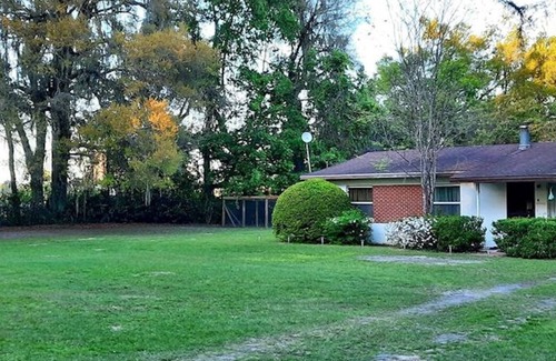 Chiefland House | Quiet Bed & Bath close to Manatee State Park and many other FL entertainments.