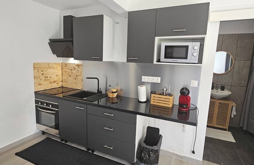 Les Hattes Apartment | Quiet, comfortable studio 1 min from downtown