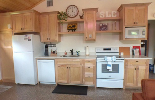 Hulbert Cabin | Quiet cabin, firepit, fenced, no pet fee, NEW, 4 person occ