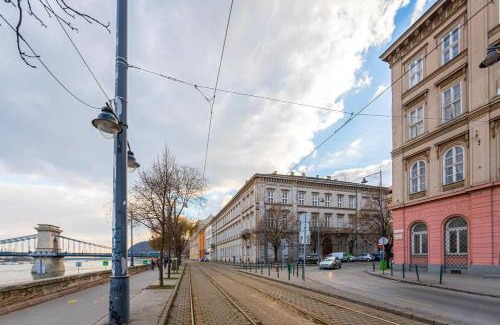 Budavar Apartment | Quiet Cabin on the Danube River