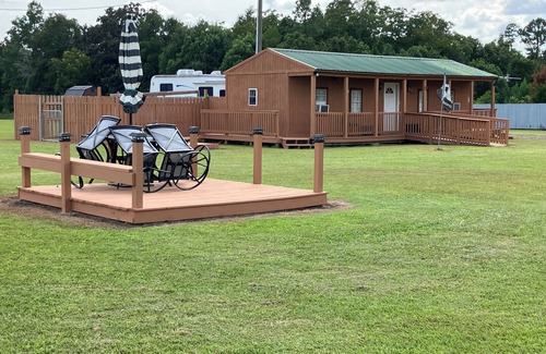 Elberta Cabin | Quiet Cabin with Owa theme park, shopping, dining and the beach minutes away.