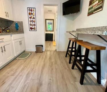 Midtown House | Quiet & Centrally located House - PRIVATE PARKING, LAUNDRY AND STORAGE FOR LUGGAGE