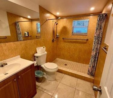 Midtown House | Quiet & Centrally located House - PRIVATE PARKING, LAUNDRY AND STORAGE FOR LUGGAGE