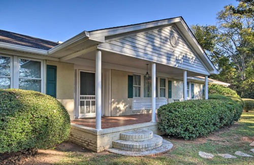 Columbia House | Quiet Columbia Home with Fire Pit and Pool Table!