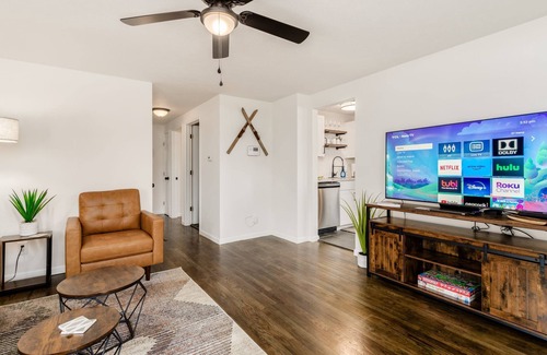 Columbus House | Quiet Comfy 3Bd/2B Home w/Hot Tub, Deck & Fire Pit