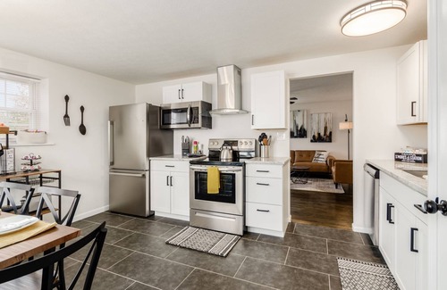 Columbus House | Quiet Comfy 3Bd/2B Home w/Hot Tub, Deck & Fire Pit