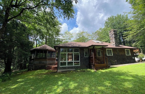 Eagles Mere Cottage | Quiet Cottage in Historic Lakeside Village