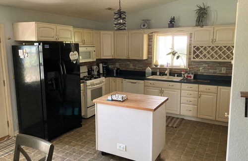 Centralia House | Quiet Country Cottage-Three bedrooms, Hot tub, Sauna, Fishing pond