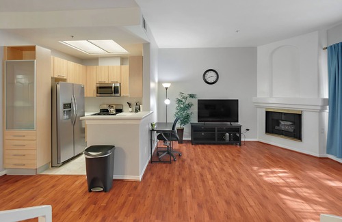 Los Angeles Condo | Quiet Cozy 1-bedrm condo in a secure building near LAX/SoFI/Beach. Pet friendly!