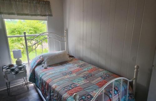 Scotia House | Quiet Cozy Cottonwood Cottage in Scotia