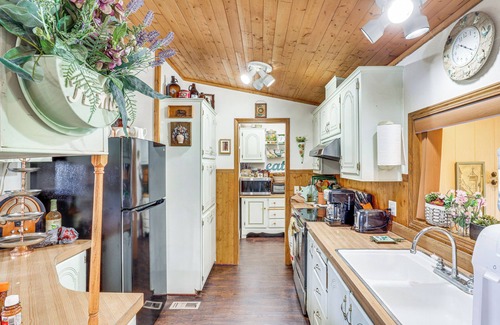 Dolan Springs House | Quiet Dolan Springs Home w/Patio, Mountain Views!