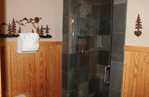 Pisgah House | Quiet Getaway at Wayward Cottage