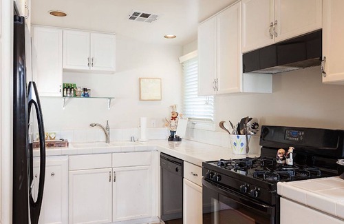 Corona del Mar House | Quiet Home Beachside town