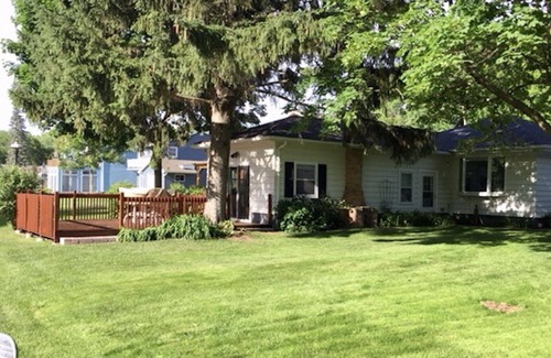 Winneconne House | Quiet home on a channel in Winneconne. Bring your boat!