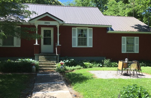 Cunningham House | Quiet home on horse farm, halfway between Paducah & Wickliffe. Close to 60 & 286