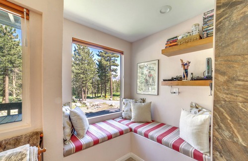 Majestic Pines Apartment | Quiet Mammoth Lakes Condo w/Fantastic View!