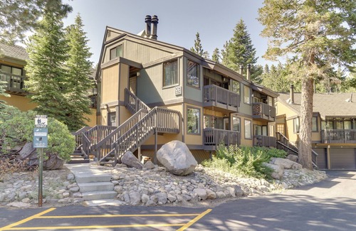 Majestic Pines Apartment | Quiet Mammoth Lakes Condo w/Fantastic View!