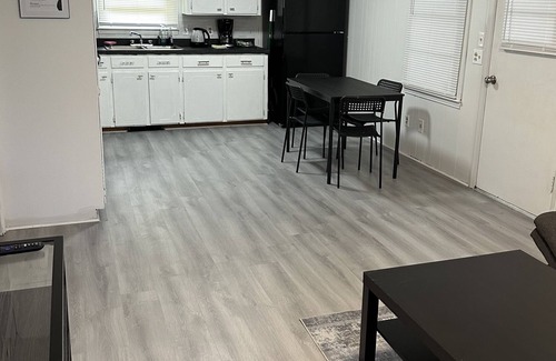 Kelly House | Quiet, Minimal Home: 18 Min from White Lake