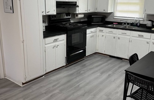 Kelly House | Quiet, Minimal Home: 18 Min from White Lake