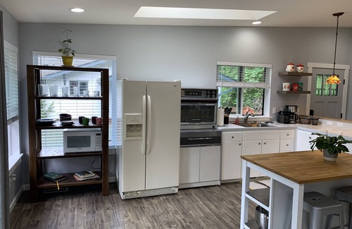Gig Harbor Apartment | Quiet Modern Apartment on Tidal Estuary near Shops/Parks