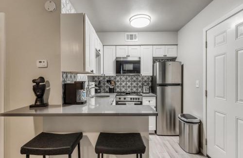 Oklahoma City Apartment | Quiet Modern Heavenly Paradise Love and Balcony Near Lake, Mall, Food, Entertainment!
