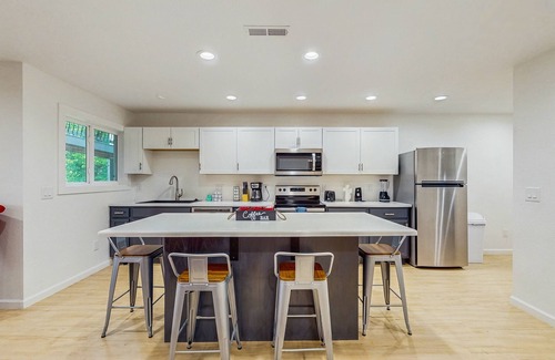 Franklin Apartment | Quiet mountainside apartment with great views, central air and private W/D