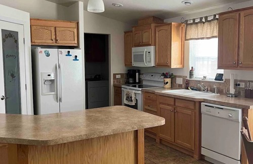 Bruneau House | Quiet neighborhood in Bruneau, 3 bedroom, handicap acessible, wifi and AC