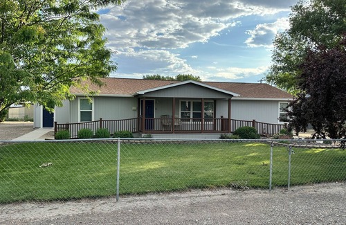 Bruneau House | Quiet neighborhood in Bruneau, 3 bedroom, handicap acessible, wifi and AC